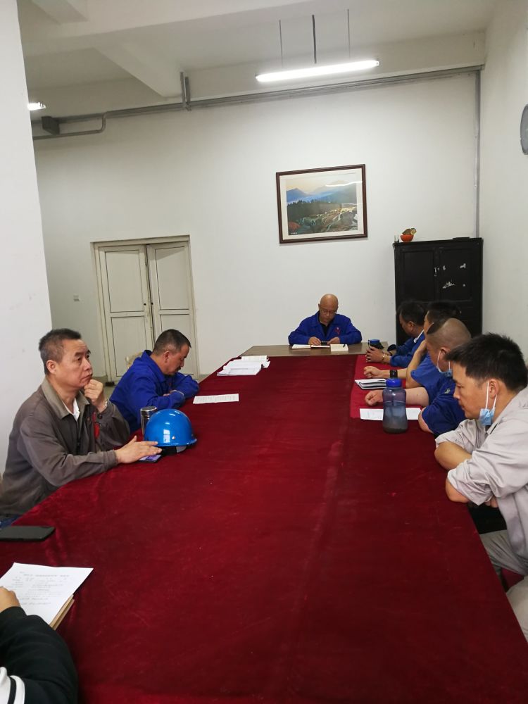 機(jī)加裝配黨支部召開(kāi)全體黨員大會(huì)，組織主題教育學(xué)習(xí)。